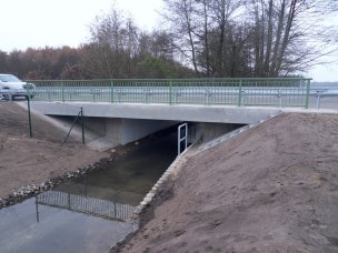 Brcke ber den Wiesengraben im Zuge der Verbindungsstrae (L 72) Wildenau - Grassau