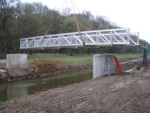 Senftenberg, Fu- und Radwegbrcke ber die Schwarze Elster